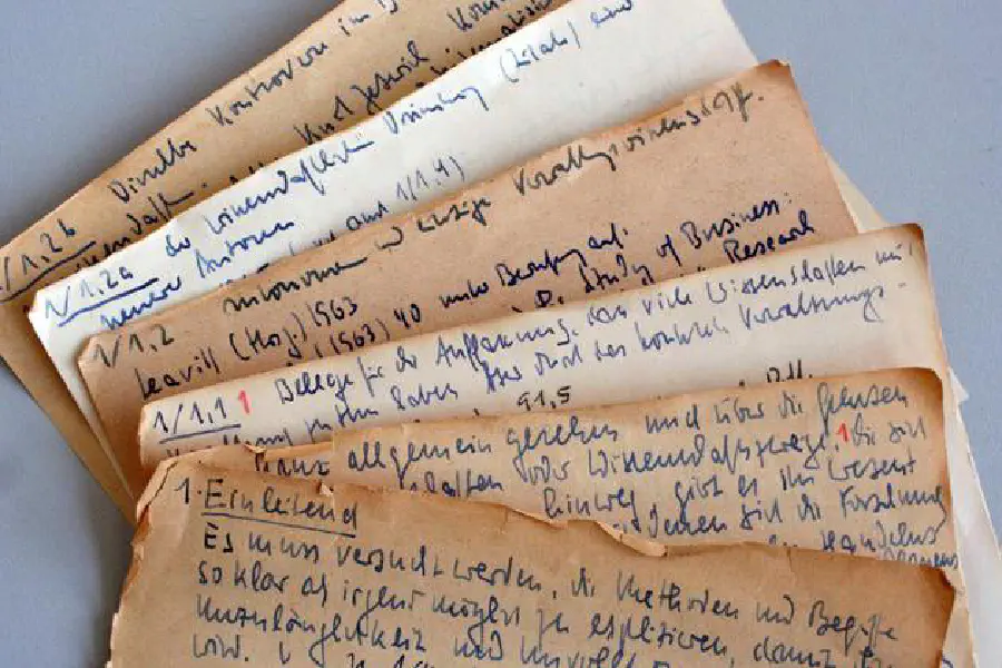 Un’immagine delle note del sociologo tedesco Niklas Luhmann (1927-1998). Il suo sistema di raccolta di note, collegate tra loro, è spiegato nel libro “How to take smart notes”.
